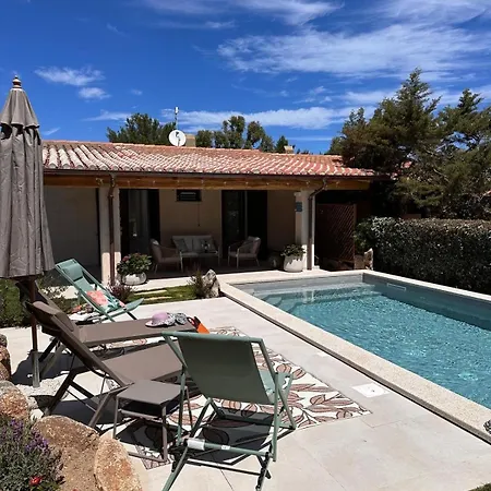 Βίλα Cute With Pool In