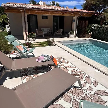 Villa Cute With Pool In